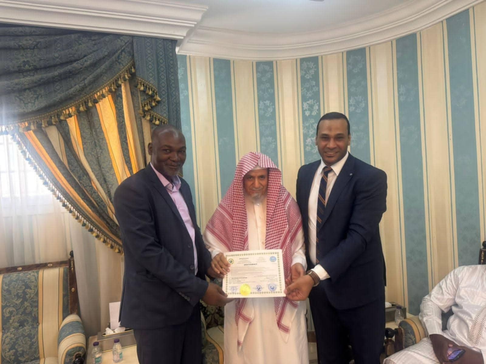 إمام الحرم المكي الدكتور صالح بن حميد يسلم شهادة الدكتوراة للباحث عادل الشهيدي